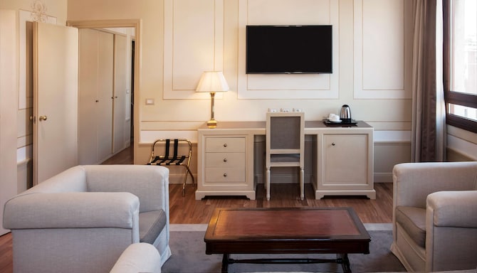 Radisson Blu GHR Hotel, Rome - Suite living room