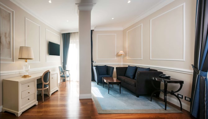 Radisson Blu GHR Hotel, Rome - Suite living room