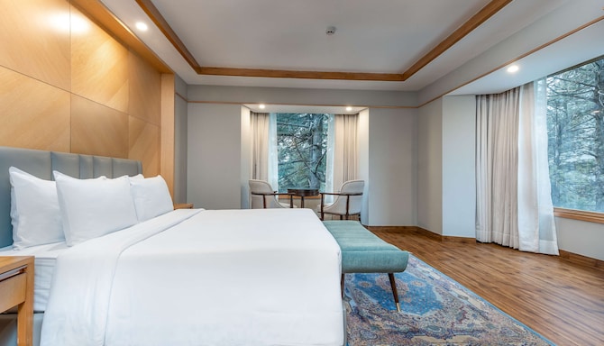 Radisson Blu Golf View Resort Pahalgam - Suite with seperate living & bedroom area