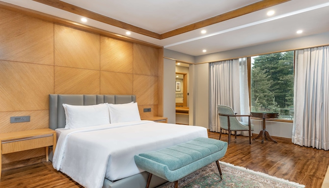 Radisson Blu Golf View Resort Pahalgam - Suite with seperate living & bedroom area