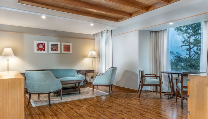 Radisson Blu Golf View Resort Pahalgam - Suite with seperate living & bedroom area
