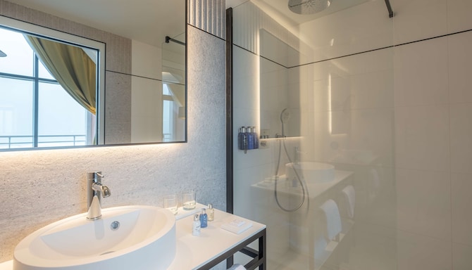 Radisson Blu Grand Hotel & Spa, Malo - Superior Room with sea view - bathroom