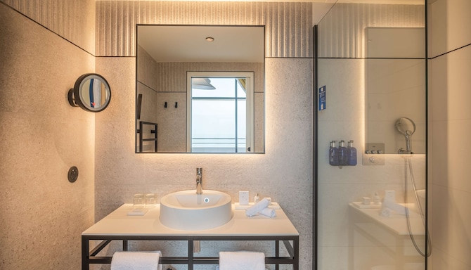 Radisson Blu Grand Hotel & Spa, Malo - Superior room sea view bathroom