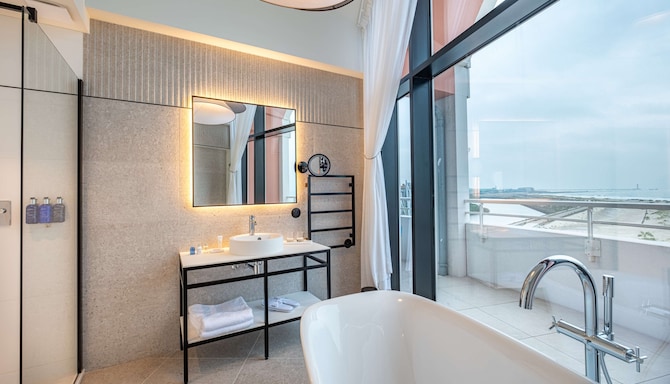 Radisson Blu Grand Hotel & Spa, Malo - Panoramic Suite with balcony and sea view - bathroom