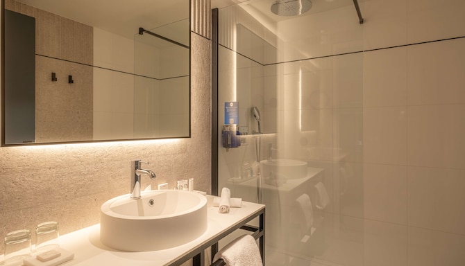 Radisson Blu Grand Hotel & Spa, Malo - Suite Balcony bathroom