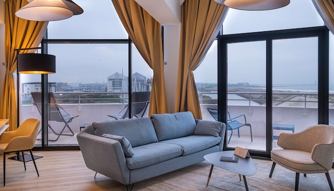 Radisson Blu Grand Hotel & Spa, Malo - Panoramic Suite with balcony and sea view - living room