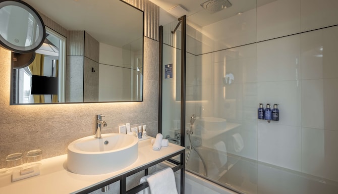 Radisson Blu Grand Hotel & Spa, Malo - Junior Suite bathroom
