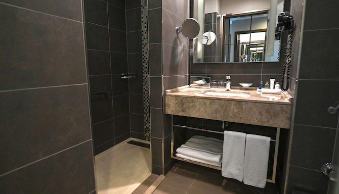 Radisson Blu Hotel, Abidjan Airport - Superior Room bathroom