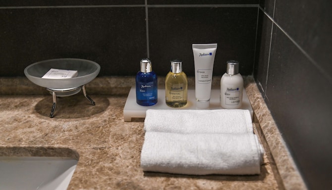 Radisson Blu Hotel, Abidjan Airport - Guest room bathroom