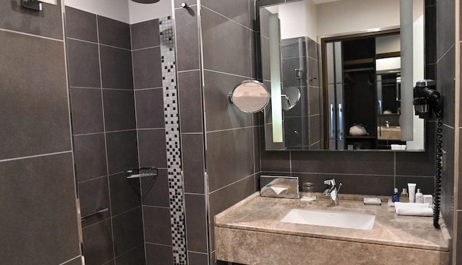 Radisson Blu Hotel, Abidjan Airport - Premium Room - garden view