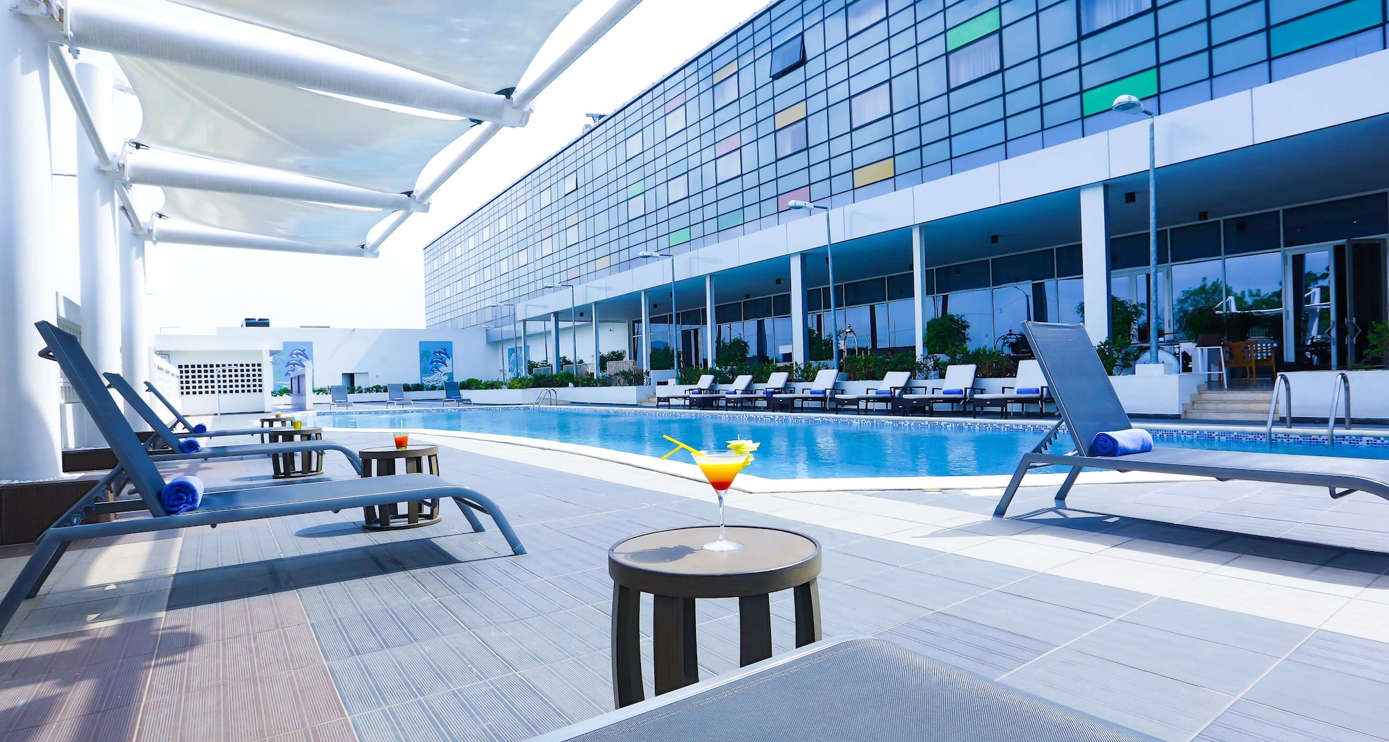 Radisson Blu Hotel, Abidjan Airport - Vue de la piscine