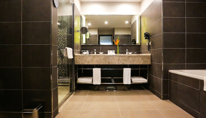 Radisson Blu Hotel, Abidjan Airport - Suite bathroom