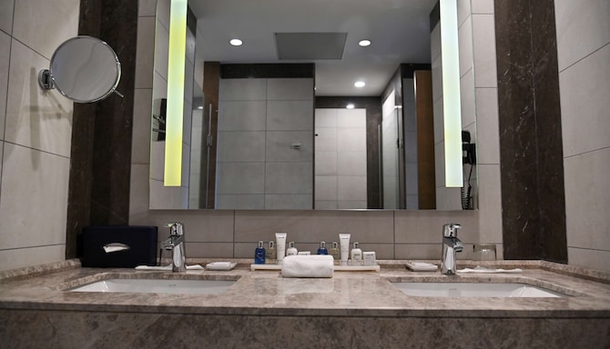 Radisson Blu Hotel, Abidjan Airport - Suite bathroom