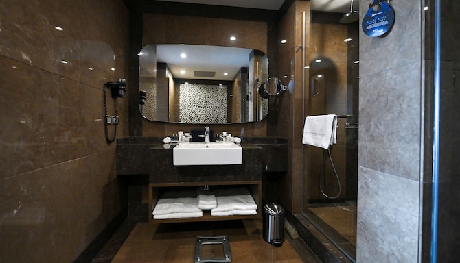 Radisson Blu Hotel, Abidjan Airport - Suite bathroom