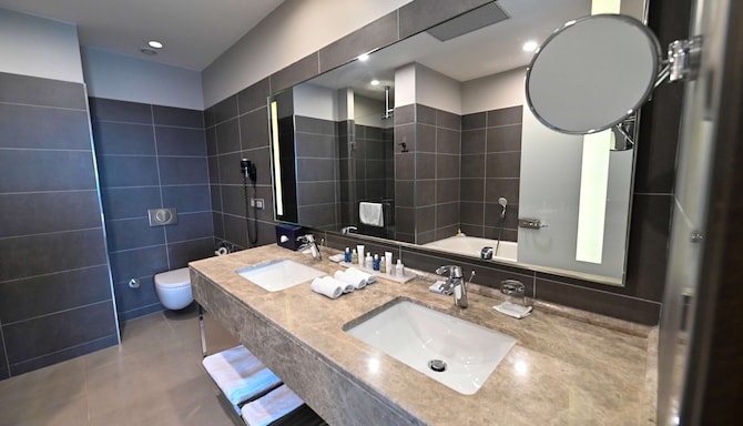 Radisson Blu Hotel, Abidjan Airport - Premium Suite bathroom