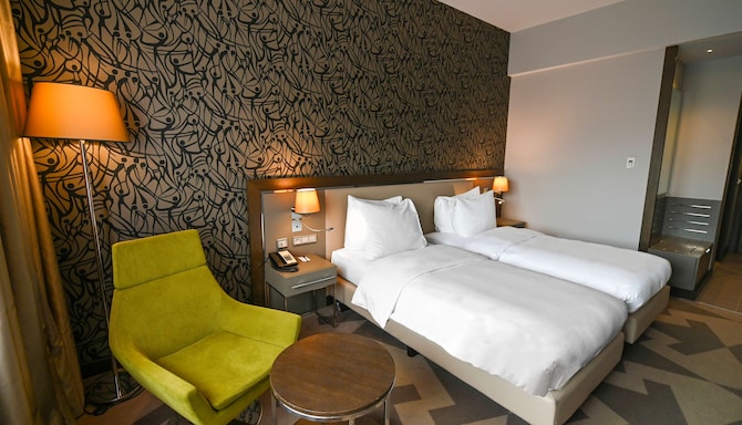 Radisson Blu Hotel, Abidjan Airport - Guest bedroom with twin beds