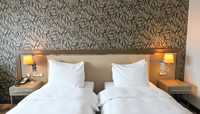 Radisson Blu Hotel, Abidjan Airport - Guest bedroom with twin beds