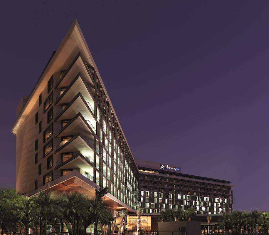 Radisson Blu Hotel, Abu Dhabi Yas Island - Hotel exterior at night