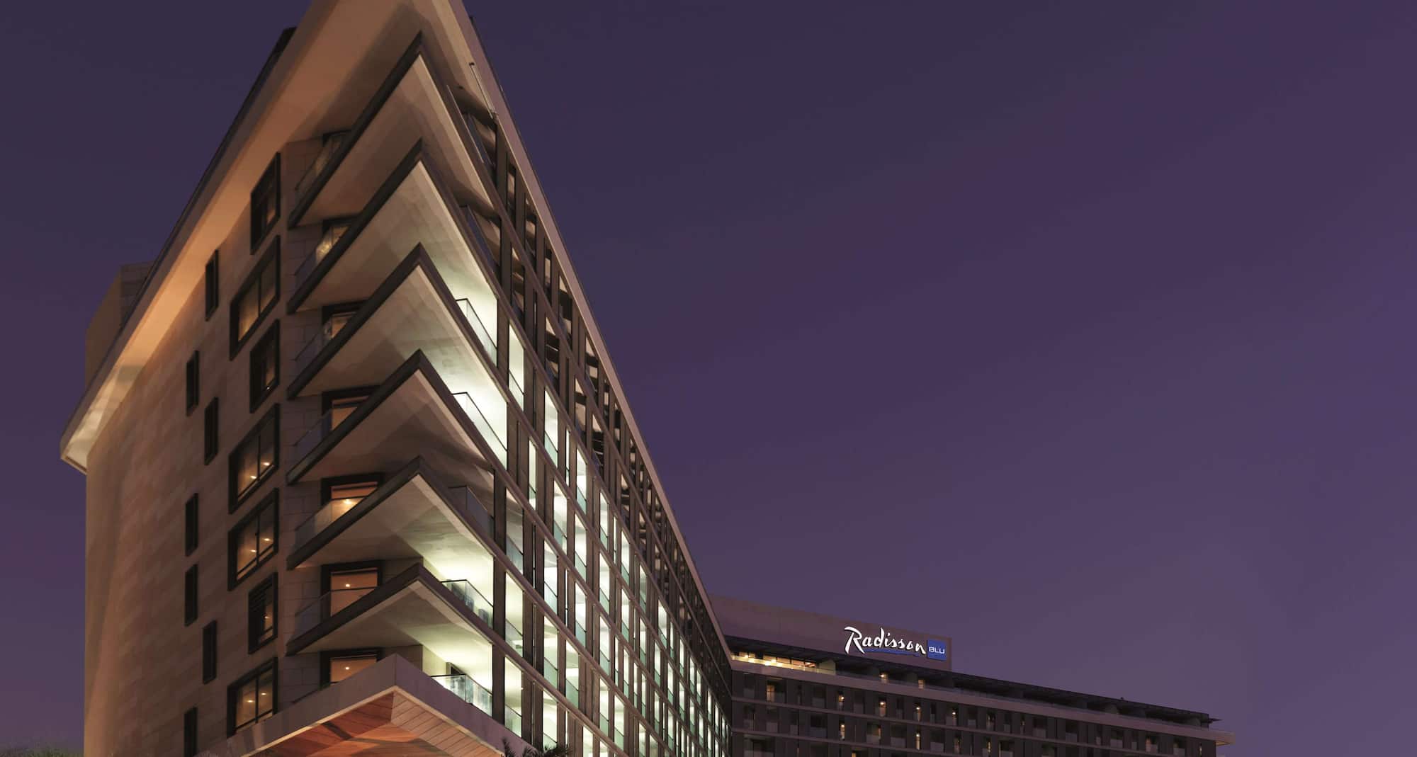 Radisson Blu Hotel, Abu Dhabi Yas Island - Hotel exterior at night