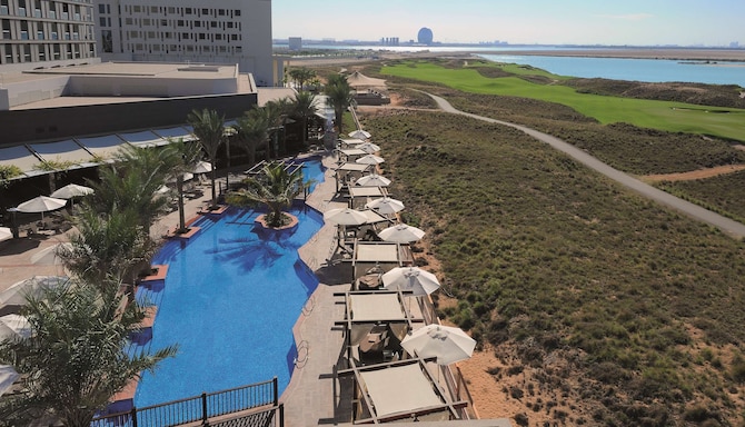 Radisson Blu Hotel, Abu Dhabi Yas Island - Outdoor pool area