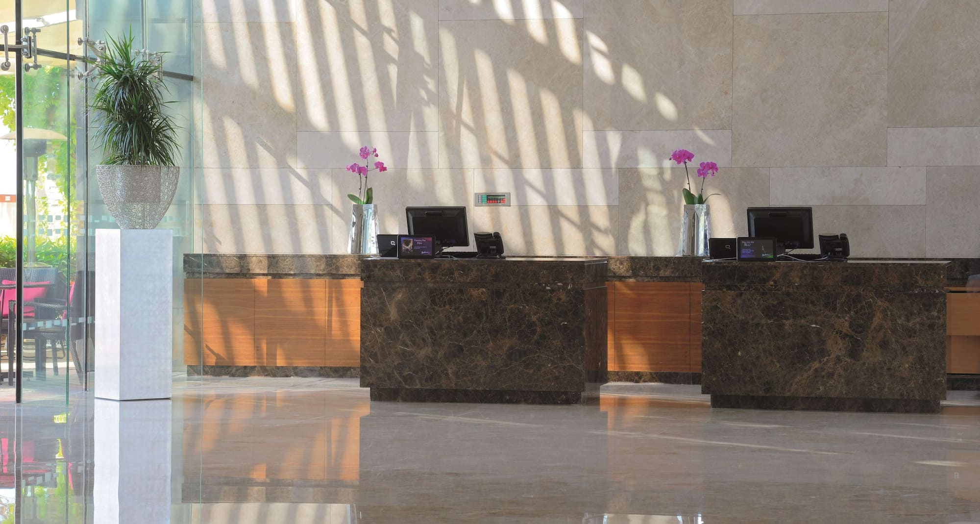 Radisson Blu Hotel, Abu Dhabi Yas Island - Reception desks