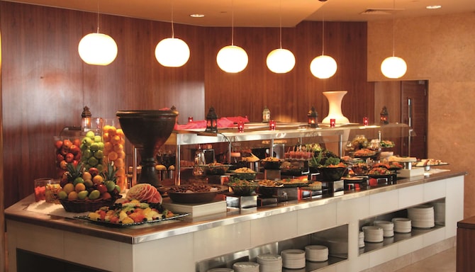 Radisson Blu Hotel, Abu Dhabi Yas Island - Restaurant buffet