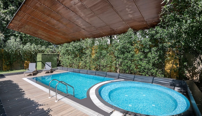 Radisson Blu Hotel Ahmedabad - Pool