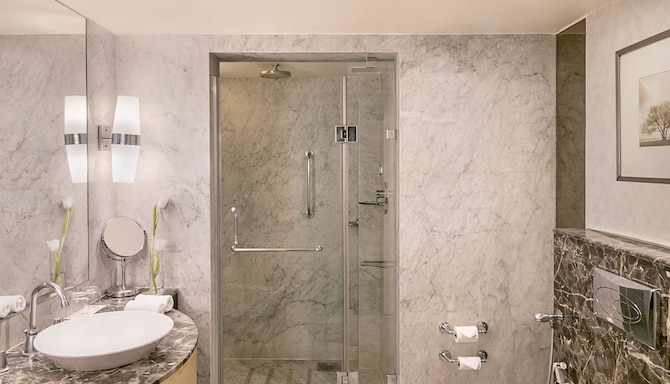 Radisson Blu Hotel Ahmedabad - Business Class Bathroom
