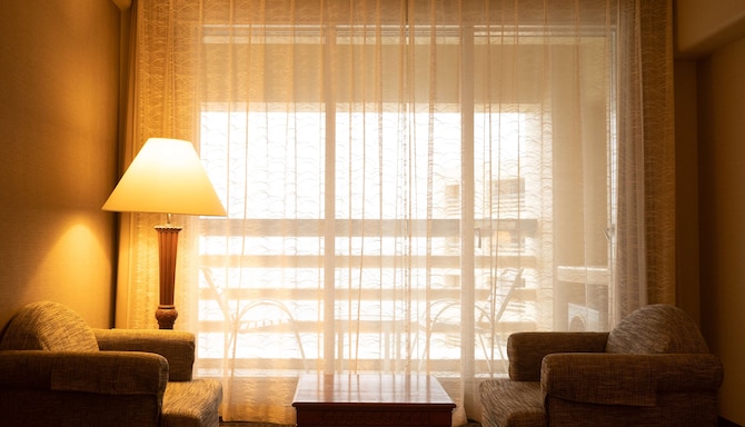 Radisson Blu Hotel, Ahmedabad - Guest room seating area
