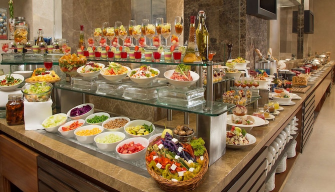 Radisson Blu Hotel Ahmedabad - Restaurant Timpani Buffet