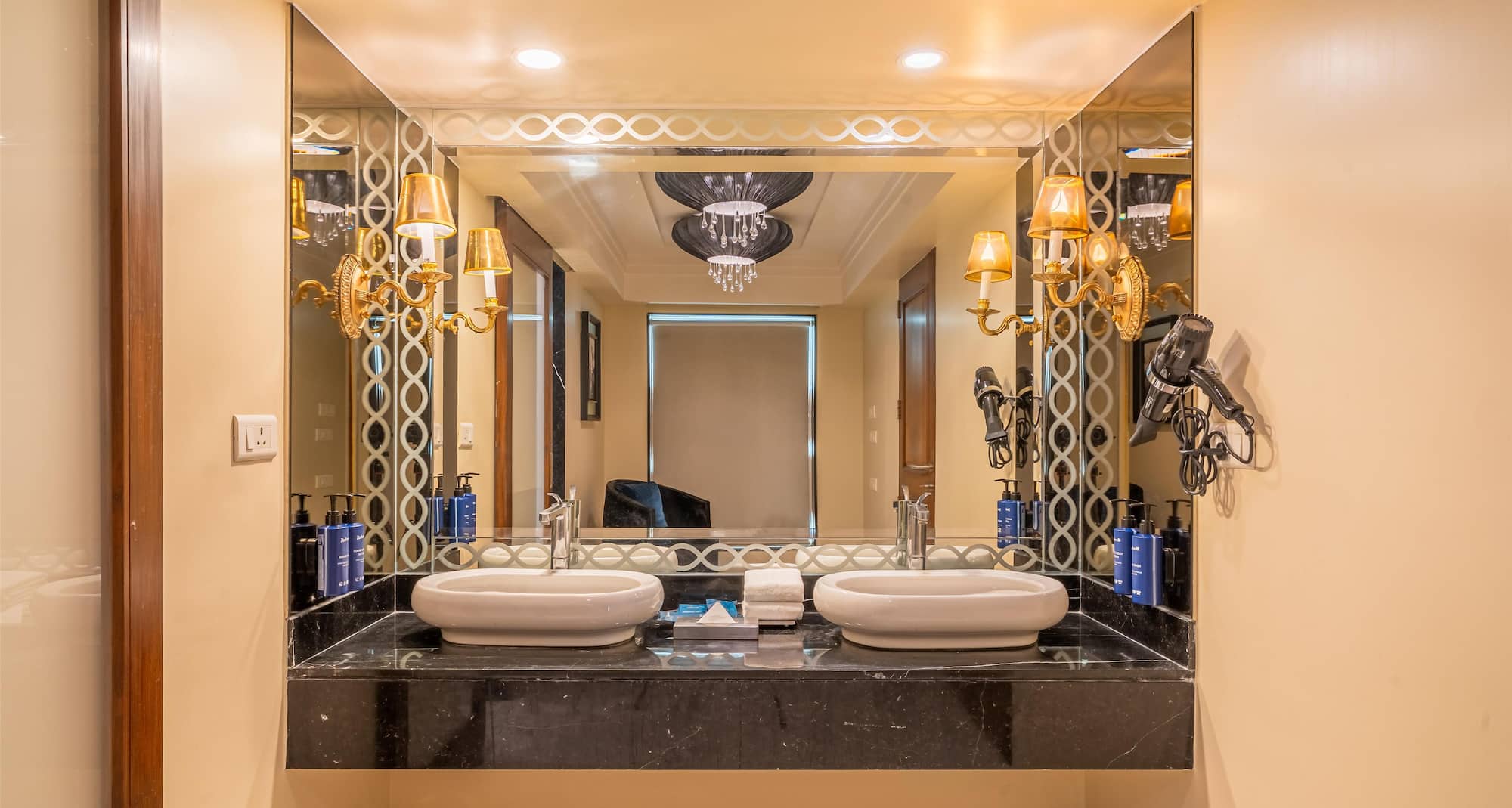 Radisson Blu Hotel, Ahmedabad - Presidential Suite Bathroom