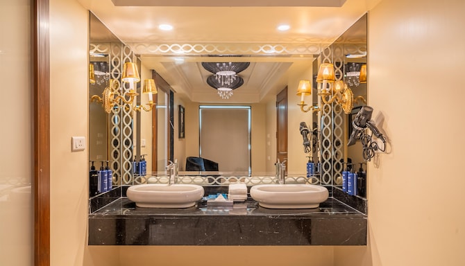 Radisson Blu Hotel, Ahmedabad - Presidential Suite Bathroom