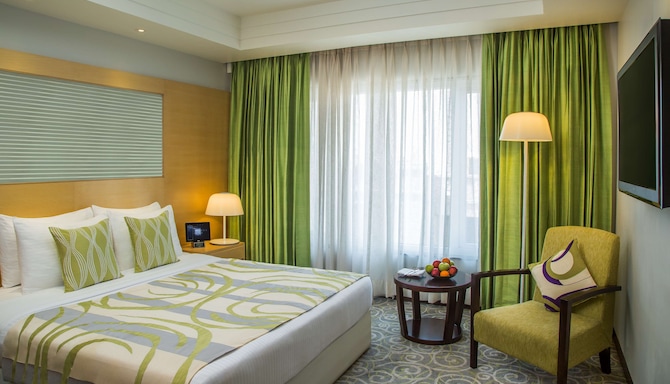 Radisson Blu Hotel Ahmedabad - Business Class Suite Bedroom