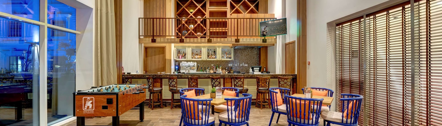 Radisson Blu Hotel, Ajman - Deck Pool Bar