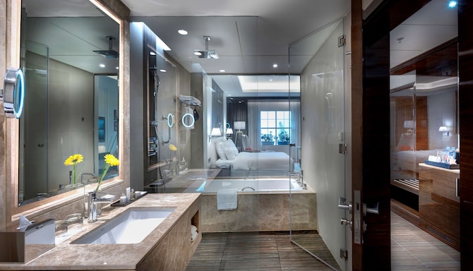 Radisson Blu Hotel, Ajman - Premium Room bathroom