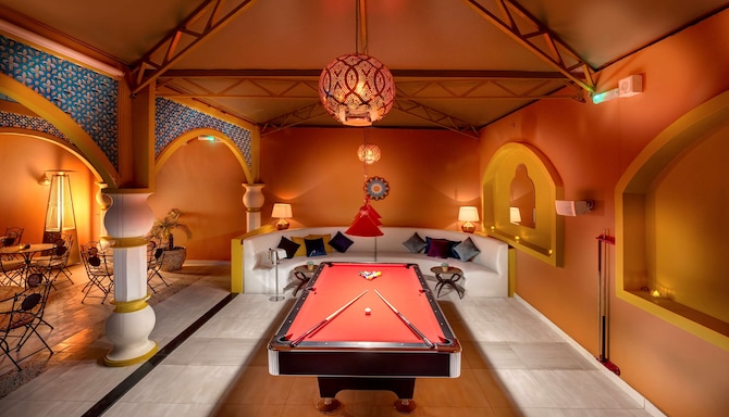 فندق راديسون بلو، عجمان - طاولة بار Mazaj Bar & Shisha Lounge تطل على حمام السباحة