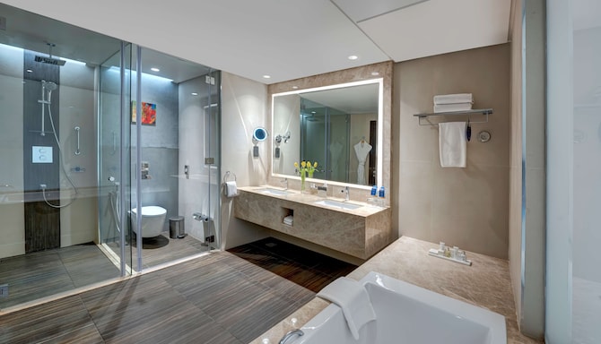 Radisson Blu Hotel, Ajman - Junior Suite bathroom