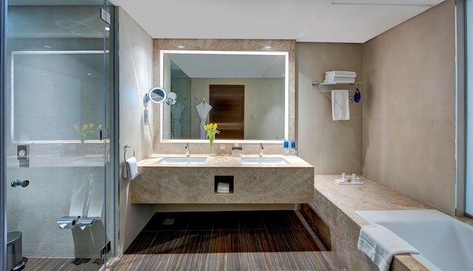 Radisson Blu Hotel, Ajman - Junior Suite bathroom