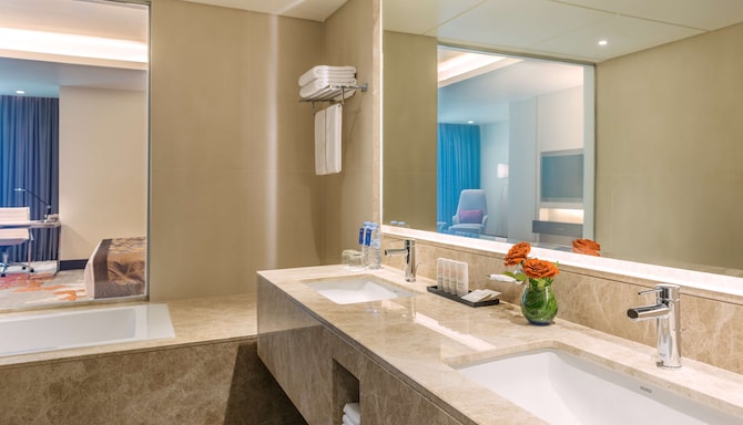 Radisson Blu Hotel, Ajman - Junior Suite Bath