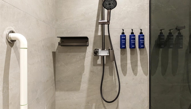 Radisson Blu Hotel, Almaty Airport - Ванна в гостевой комнате (доступно)