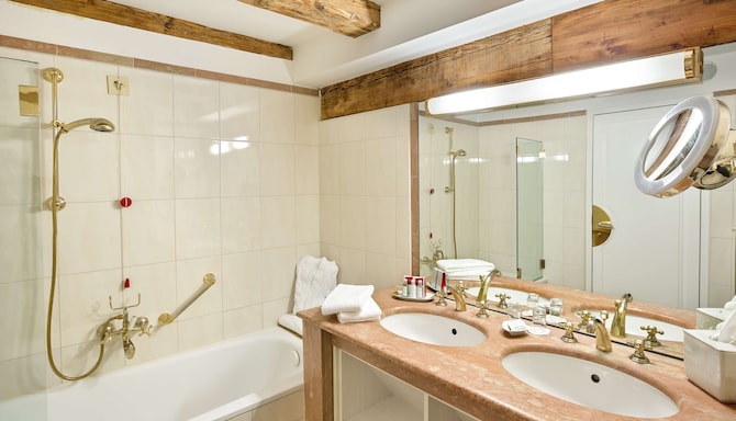 Radisson Blu Hotel, Altstadt Salzburg - Standard Room bathroom
