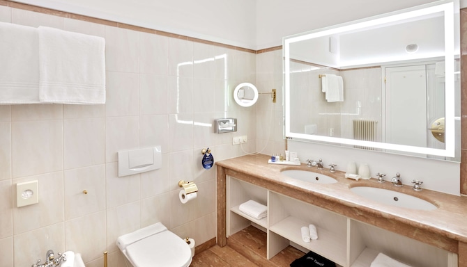 Radisson Blu Hotel, Altstadt Salzburg - Superior Room bathroom