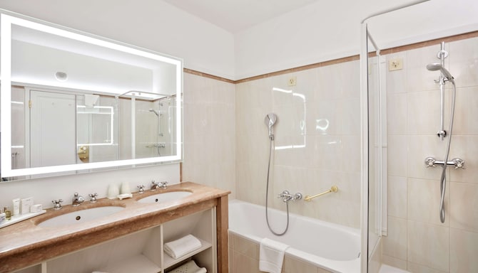 Radisson Blu Hotel, Altstadt Salzburg - Superior Room bathroom