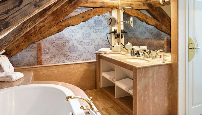 Radisson Blu Hotel, Altstadt Salzburg - Kaiser Suite Bathroom