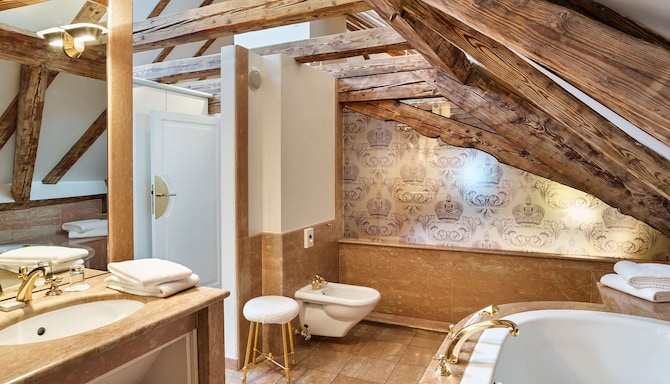 Radisson Blu Hotel, Altstadt Salzburg - Kaiser Suite Bathroom