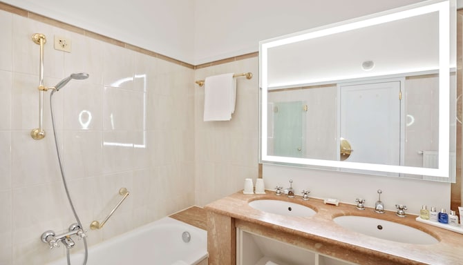 Radisson Blu Hotel, Altstadt Salzburg - One Bedroom Suite Bathroom
