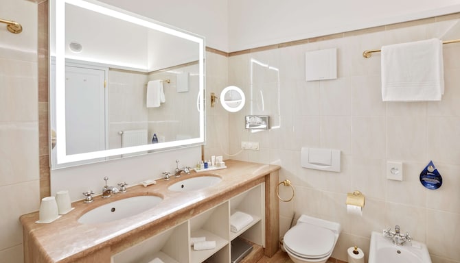 Radisson Blu Hotel, Altstadt Salzburg - One Bedroom Suite Bathroom