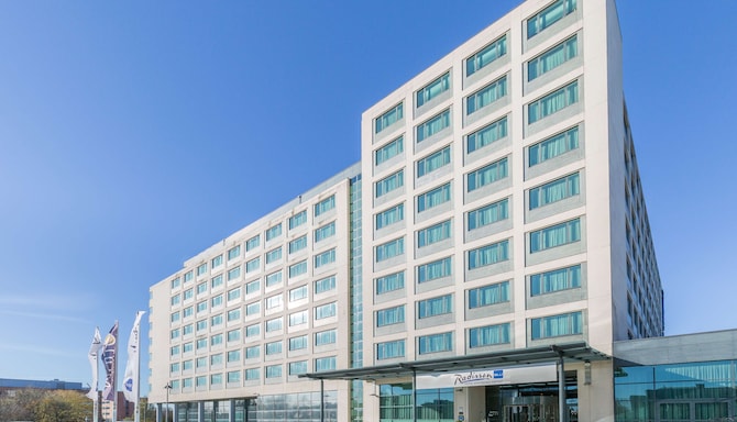Radisson Blu Hotel Amsterdam Airport - Hotel Exterior and entrance