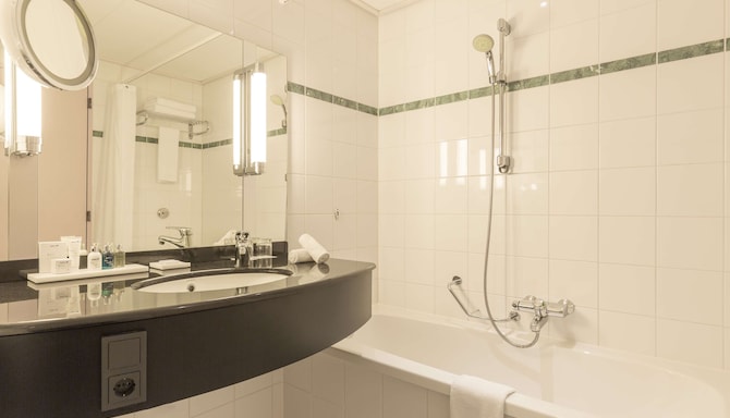 Radisson Blu Hotel Amsterdam Airport - Standard and premium bathroom