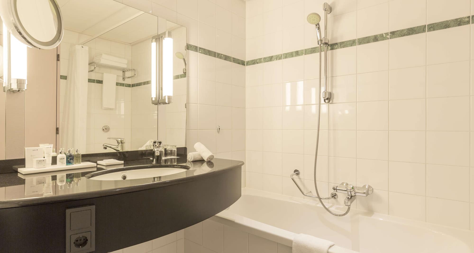 Radisson Blu Hotel Amsterdam Airport - Standard and premium bathroom